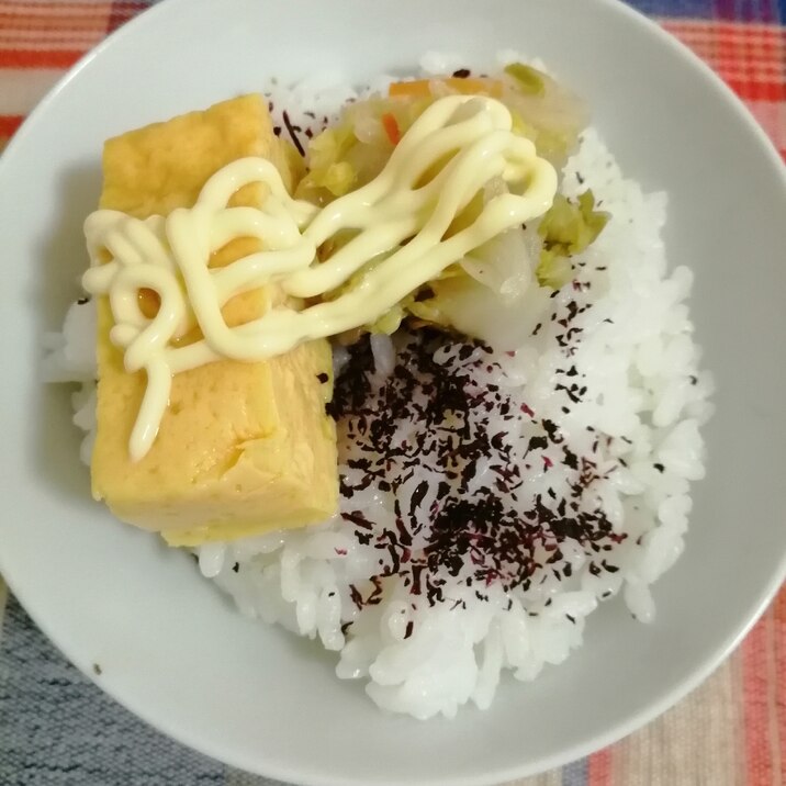 卵焼きと白菜の漬物とゆかりつゆマヨご飯